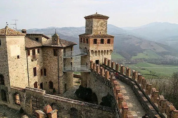 A Fine 2 Bedroom Stone House In Emila Piacenza